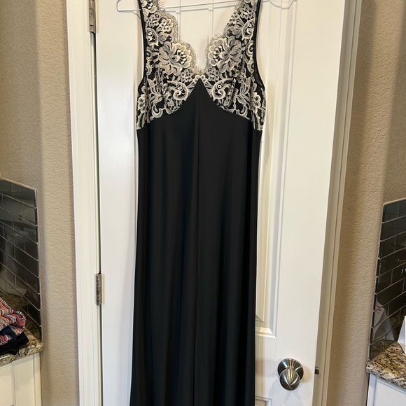 Gorgeous 3 pc night gown set, priced to move now - Picture 3 of 3